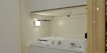 2000 Liberty Coach #5392-B motorcoach laundry area